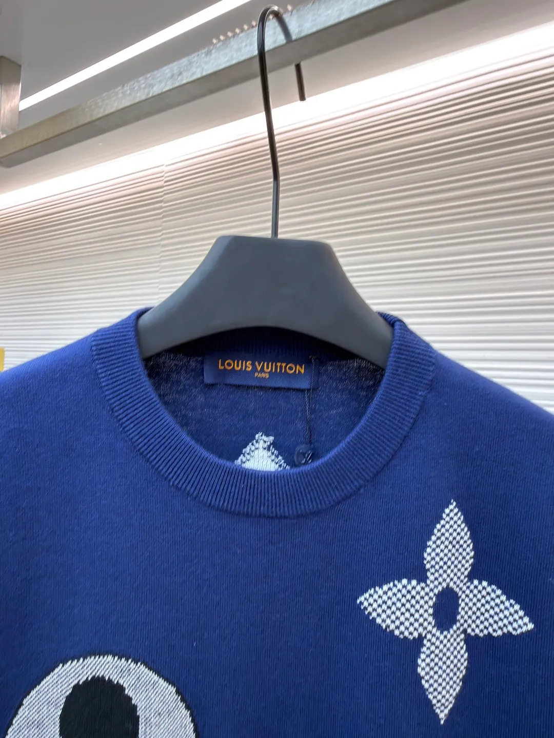 LOUIS VUITTON SKI ski series knitted intarsia round neck short-sleeved T-shirt ●Original version: Purchased and developed for 15999 ●Item number: 1681456-A85 ●Fabric: cotton fabric ●Technology: knitted intarsia production ●Color: blue ●Version: fitted version ●Weight: about 320 grams ●Size: XS-S-M-L ●Description: This T-shirt is made of high-quality knitted fabric, with a soft and crisp texture. The dark blue tone shows a high-end texture. The round neck structure adopts precision hemming technology, and the neckline fits the neck and is not easily deformed. The body of the garment is covered with the brand's classic logo, using a combination of jacquard and embroidery techniques. Different logo textures are three-dimensional and rich in color, highlighting the brand's high recognition. The body of the garment is sewn using industrial-grade flat seam technology. The stitches are smooth and even, and the stitches at the hem and cuffs are fine and firm. From the selection of knitted fabrics to the detailed control of logo technology, every process reflects Louis Vuitton's pursuit of craft precision and creative design. It not only retains the daily practicality of the T-shirt, but also demonstrates the brand's light luxury recognition through multiple logos. It is a fusion of knitting technology and fashion design. The overall wiring is straight and delicate, the fabric is comfortable and soft, and the color is consistent without color difference. It can be matched with the same style to create a fashionable look and control various occasions. Customized accessories, complete with three standards, same style for men and women!